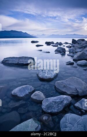 Ein bewölktes Morgenbild über den Pukaki See in Richtung Mount Cook in Neuseeland. Stockfoto