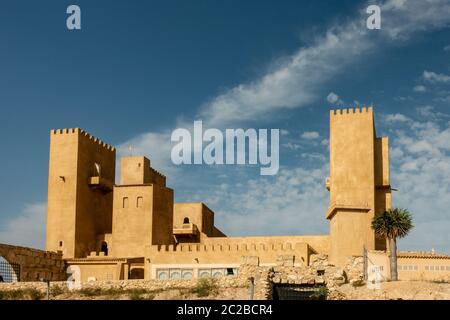 San Miguel, Alicante, Spanien - Juni 09 2019 : das Schloss von Conesa, das eigentlich eine gefälschte Nazari Burg ist, als Touristenkomplex gebaut - Hotel, ist ein su Stockfoto