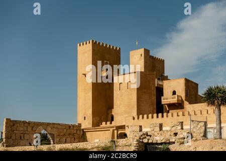 San Miguel, Alicante, Spanien - Juni 09 2019 : das Schloss von Conesa, das eigentlich eine gefälschte Nazari Burg ist, als Touristenkomplex gebaut - Hotel, ist ein su Stockfoto