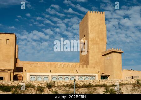 San Miguel, Alicante, Spanien - Juni 09 2019 : das Schloss von Conesa, das eigentlich eine gefälschte Nazari Burg ist, als Touristenkomplex gebaut - Hotel, ist ein su Stockfoto