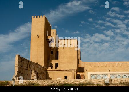 San Miguel, Alicante, Spanien - Juni 09 2019 : das Schloss von Conesa, das eigentlich eine gefälschte Nazari Burg ist, als Touristenkomplex gebaut - Hotel, ist ein su Stockfoto