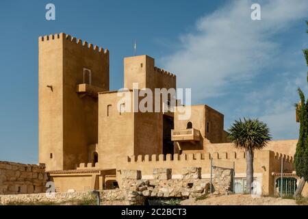 San Miguel, Alicante, Spanien - Juni 09 2019 : das Schloss von Conesa, das eigentlich eine gefälschte Nazari Burg ist, als Touristenkomplex gebaut - Hotel, ist ein su Stockfoto