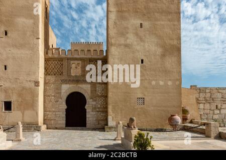 San Miguel, Alicante, Spanien - Juni 09 2019 : das Schloss von Conesa, das eigentlich eine gefälschte Nazari Burg ist, als Touristenkomplex gebaut - Hotel, ist ein su Stockfoto