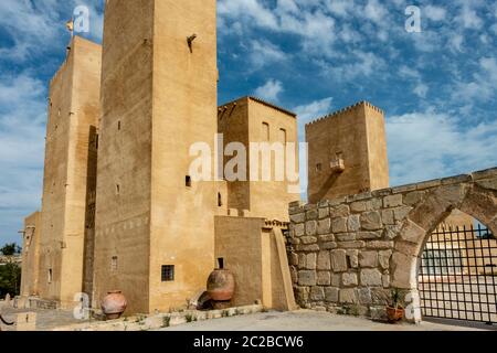 San Miguel, Alicante, Spanien - Juni 09 2019 : das Schloss von Conesa, das eigentlich eine gefälschte Nazari Burg ist, als Touristenkomplex gebaut - Hotel, ist ein su Stockfoto