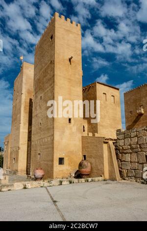 San Miguel, Alicante, Spanien - Juni 09 2019 : das Schloss von Conesa, das eigentlich eine gefälschte Nazari Burg ist, als Touristenkomplex gebaut - Hotel, ist ein su Stockfoto