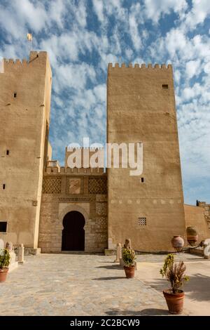 San Miguel, Alicante, Spanien - Juni 09 2019 : das Schloss von Conesa, das eigentlich eine gefälschte Nazari Burg ist, als Touristenkomplex gebaut - Hotel, ist ein su Stockfoto