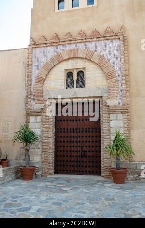 San Miguel, Alicante, Spanien - Juni 09 2019 : das Schloss von Conesa, das eigentlich eine gefälschte Nazari Burg ist, als Touristenkomplex gebaut - Hotel, ist ein su Stockfoto