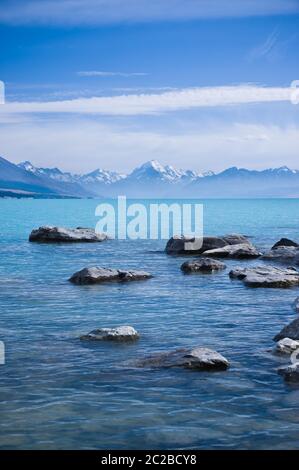 Ein Blick am Morgen über das glazialblaue Wasser des Lake Pukaki in Richtung Mount Cook in Neuseeland. Stockfoto