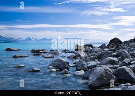 Ein Blick am Morgen über das glazialblaue Wasser des Lake Pukaki in Richtung Mount Cook in Neuseeland. Stockfoto