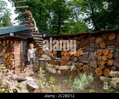 Apeldoorn, Niederlande. Juni 2020. Prinzessin Margriet von den Niederlanden am Apenheul in Apeldoorn, am 17. Juni 2020, um einen Futterwald für Zwergaffen zu öffnen, ist es ein neues Gebiet im Park mit mehreren streunenden Affenarten und einer mehr als 100 Meter langen Insektenwand Kredit: Albert Nieboer/ Niederlande OUT/Point de Vue OUT/dpa/Alamy Live News Stockfoto