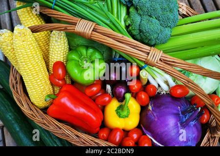 Gesundes Obst und Gemüse in einem Korb Stockfoto