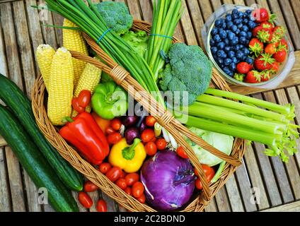 Gesundes Obst und Gemüse in einem Korb Stockfoto