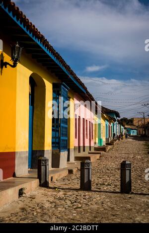 Leere Kopfsteinpflasterstraße und malerische spanische Kolonialarchitektur in der Wohngegend des Stadtzentrums, Trinidad, Kuba Stockfoto