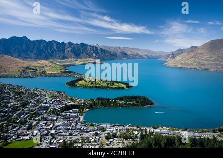 Der Blick über Queenstown und Lake Wakatipu von der Skyline von Queenstown an einem sonnigen Sommertag. Stockfoto