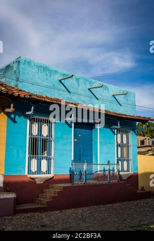Leere Kopfsteinpflasterstraße und malerische spanische Kolonialarchitektur in Santa Ana Wohnviertel des Stadtzentrums, Trinidad, Kuba Stockfoto
