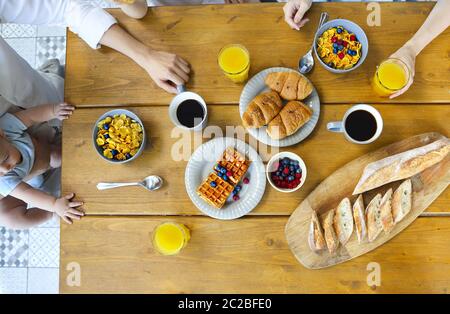 4-köpfige Familie, Frühstück in der Küche Stockfoto