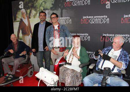 Johnny Knoxville ‘Irving Zisman’ und Produzent Derek Freda kommen auf den roten Teppich für die Special-Vorführung von Jackass Presents: Bad Grandpa at Event Stockfoto