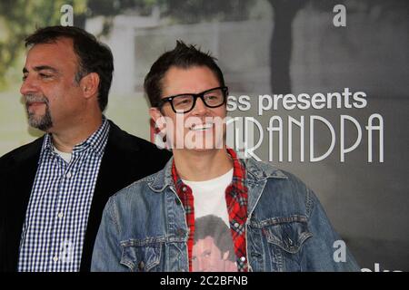 Johnny Knoxville ‘Irving Zisman’ und Produzent Derek Freda kommen auf den roten Teppich für die Special-Vorführung von Jackass Presents: Bad Grandpa at Event Stockfoto