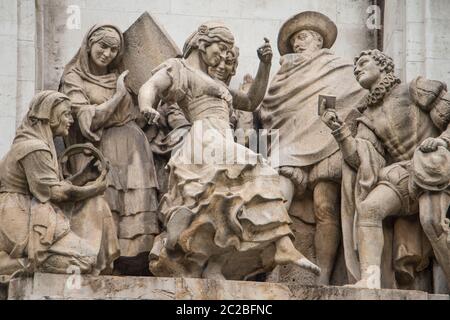 Reliefsteinschnitzerei einer Szene aus der Novelle La Gitanilla (das kleine Zigeunermädchen): Cervantes Monument, Plaza de Espana, Madrid Stockfoto