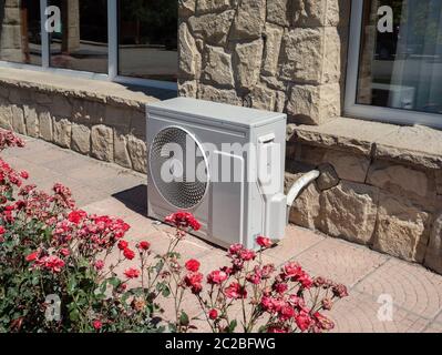 Klimaanlage und Wärmepumpe im Außenbereich Stockfoto