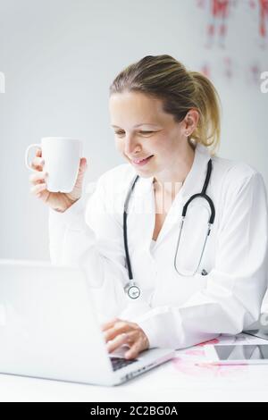 Porträt einer schönen jungen und glücklichen Ärztin Stockfoto