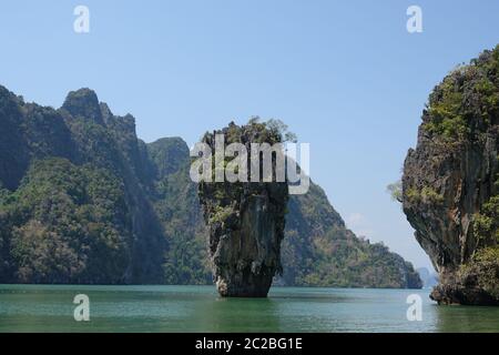 Khao Phing Kan, Thailand. März 2020. Der markante Felsen Khao Ta-Pu von der Insel Khao Phing Kan fotografiert. Die Insel gehört zum Ao Phang-nga Nationalpark. Die Insel und der vorgelagerte Felsen sind weltberühmt geworden als James Bond Island und James Bond Rock. 1974 landete Roger Moore als Geheimagentin ihrer Majestät im Film "der Mann mit dem goldenen Gewehr" vor der beeindruckenden Kulisse der Insel. Quelle: Alexandra Schuler/dpa/Alamy Live News Stockfoto