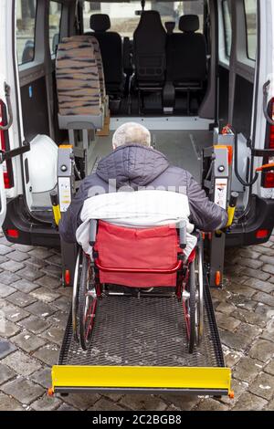 Minibus für körperlich behinderte Menschen Stockfoto