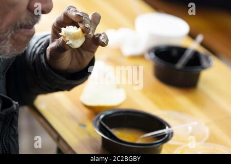 Armer Mann warme Suppe Stockfoto