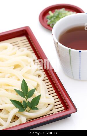 Japanische Zaru udon Nudeln in eine Platte mit Sojasauce auf weißem Hintergrund Stockfoto