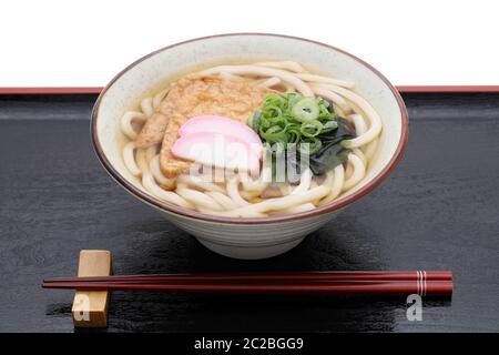 Japanische Kitune udon Nudeln in eine keramische Schüssel auf Holz- fach Stockfoto