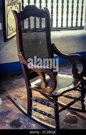 Schaukelstuhl in einem alten Haus, Santiago de Cuba, Kuba Stockfoto