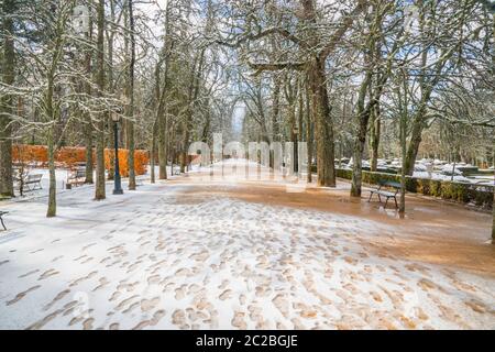 Schneebedeckte Gärten. La Granja de San Ildefonso, Provinz Segovia, Castilla Leon, Spanien. Stockfoto