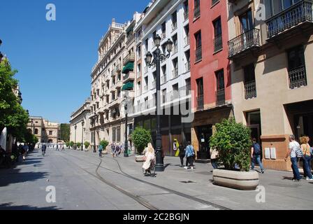 Am 3. April 2019 fahren Straßenbahnlinien die Avenida de la Constitucion in Sevilla, Spanien, entlang. Die 2km-Strecke wurde im Oktober 2007 eröffnet. Stockfoto