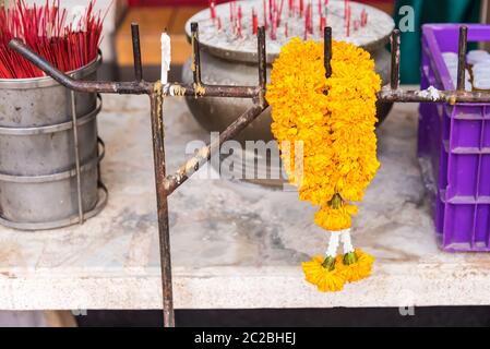 Girlanden, um Lord Buddha im Tempel zu beten. Stockfoto