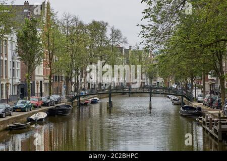 Eine der vielen Brücken über einen Kanal in Amsterdam Niederlande Stockfoto