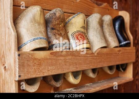 Bunte Vintage handbemalte Holzlogs in Zaanse Schans, in der Nähe von Amsterdam in den Niederlanden Stockfoto