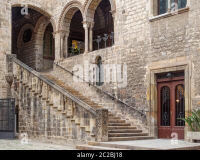 Treppe im Innenhof des Bischofspalastes - Barcelona, Katalonien, Spanien Stockfoto