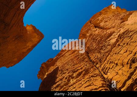 Von unten nach oben zur Abstract Rock Formation auf dem Plateau Ennedi aka Stone Forest im Tschad Stockfoto