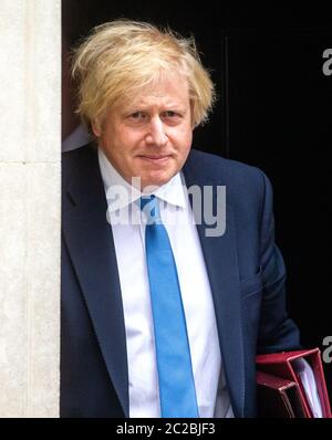 London, Großbritannien. Juni 2020. Premierminister Boris Johnson verlässt die Downing Street 10, um in die Parlamentsgebäude zu gehen, um Fragen des Premierministers zu stellen. Quelle: Tommy London/Alamy Live News Stockfoto