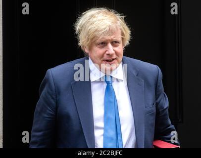 London, Großbritannien. Juni 2020. Premierminister Boris Johnson verlässt die Downing Street 10, um in die Parlamentsgebäude zu gehen, um Fragen des Premierministers zu stellen. Quelle: Tommy London/Alamy Live News Stockfoto