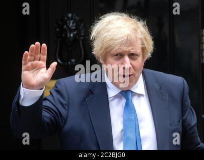 London, Großbritannien. Juni 2020. Premierminister Boris Johnson verlässt die Downing Street 10, um in die Parlamentsgebäude zu gehen, um Fragen des Premierministers zu stellen. Quelle: Tommy London/Alamy Live News Stockfoto