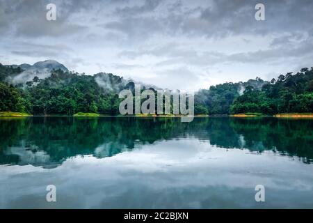 Misty Morning auf Cheow Lan Lake in Khao Sok Nationalpark, Thailand Stockfoto