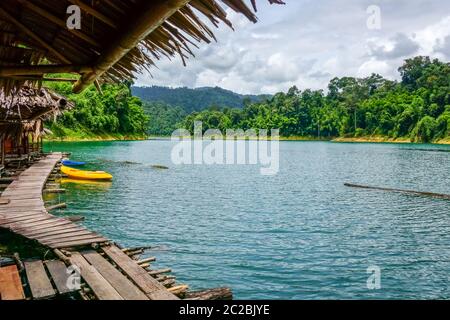 Schwimmende bungalows Dorf in Cheow Lan Lake, Khao Sok, Thailand Stockfoto
