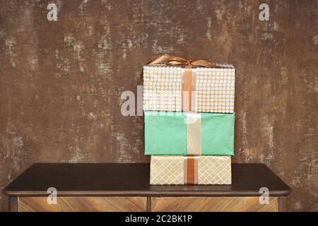 Stapel von Handwerk-Geschenk-Boxen auf Holzbrett mit einem natürlichen strukturierten Hintergrund Stockfoto