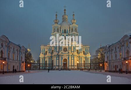 Smolny Kloster in der Winterdämmerung. St. Petersburg, Russland. Stockfoto