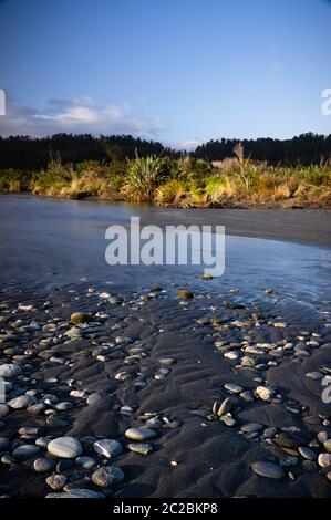 Morgenlicht in der Okarito Lagune an der Westküste der Südinsel Neuseelands. Stockfoto