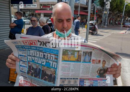 Rauchen einer Zigarette mit Gesichtsmaske beim Lesen einer Zeitung der Ausbruch von COVID-19 hat Regierungen auf der ganzen Welt gezwungen, ein Zivilquar zu verhängen Stockfoto