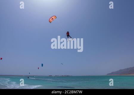 Kitesurfen an der Blauen Lagune (Dahab), Sinai, Ägypten Stockfoto