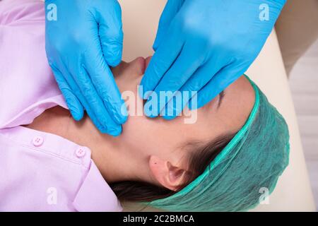 Eine Ansicht von oben Physiotherapeuten durchführen Kiefer Massage Stockfoto