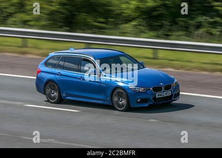 2013 blauer BMW 320I M Sportanlage auf der Autobahn M6 bei Preston in Lancashire, Großbritannien Stockfoto